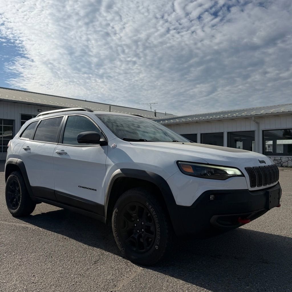 2019 Jeep Cherokee Trailhawk in White — front three-quarter view